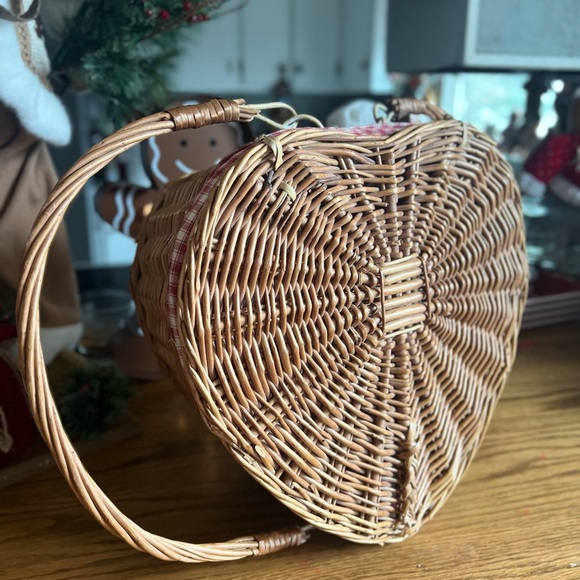 🩷 Rare Vintage 1972 Large
Heart Shape Wicker
Basket ‼️FINAL SALE - Picture 5 of 10
